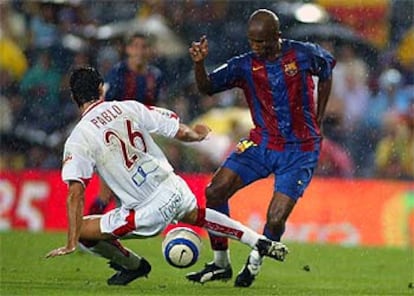 Eto'o intenta regatear a Pablo.