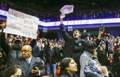 Manifestantes anti-Trump en su acto cancelado en Chicago.