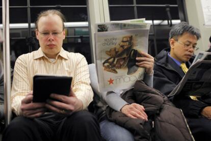 Un viajero lee en un Kindle durante un trayecto en el metro de Cambridge (Massachusetts), en marzo de este año.