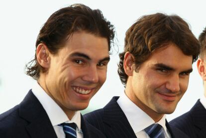 Nadal y Federer, sonrientes tras la foto de grupo de la Copa de Maestros.