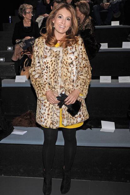 Con un abrigo de leopardo, como Marian Camino.