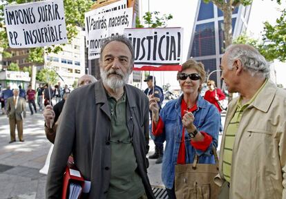El doctor Luis Montes, cerca de los juzgados de Plaza de Castilla, en Madrid en 2009.