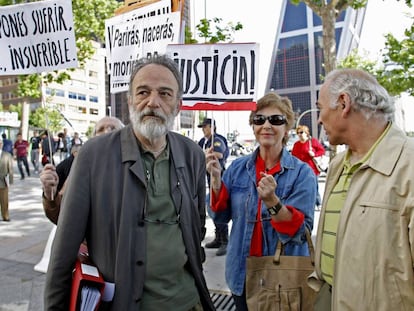 El doctor Luis Montes, cerca de los juzgados de Plaza de Castilla, en Madrid en 2009.