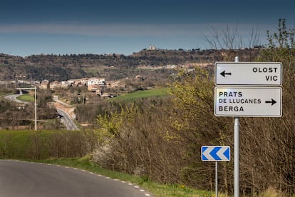 Un cruce de carreteras, a cuatro quilómetros de Perafita, en el Lluçanès.