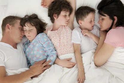 Dividir a cama com os filhos é uma das marcas da "criação com apego".