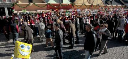 Ambiente en el mercadillo de Navidad de la plaza Mayor. 