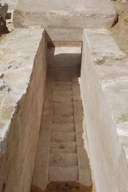 Foto del pasillo de la pirámide descubierta este lunes en Egipto.