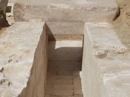 Foto del pasillo de la pir&aacute;mide descubierta este lunes en Egipto.
