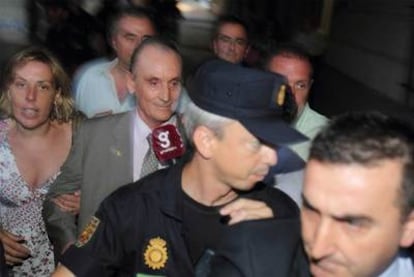 El ex accionista mayoritario del Betis, Manuel Ruiz de Lopera, abandona los juzgados sevillanos tras su comparecencia.