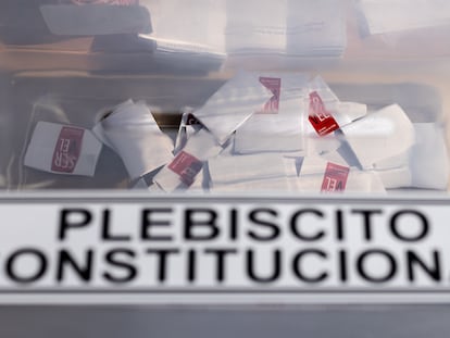 Papeletas dentro de una de las urnas en el colegio electoral instalado en el Estadio Nacional, en Santiago.