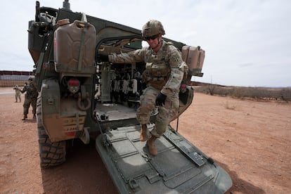 Elementos del Ejército estadounidense resguardan la frontera con México, en Douglas, Arizona, en abril pasado.