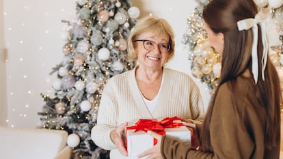 Una nuera dndole regalo a su suegra