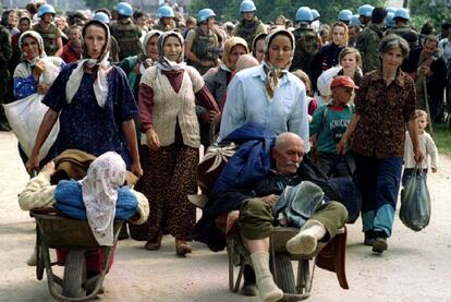 Un grupo de musulmanes de Bosnia, los refugiados de Srebrenica, caminan desde Potocari a Olovo (13 de julio 1995).