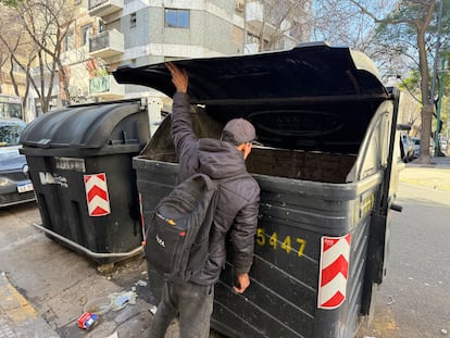 Un hombre busca comida en los contenedores de basura de Constitución.