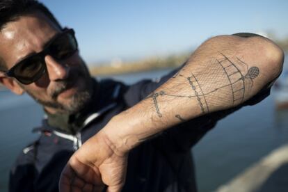 Sergio García, marinero de almadraba, muestra varios tatuajes dedicados a su labor.