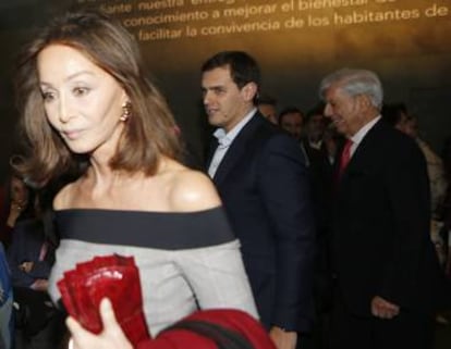 Isabel Preysler, Albert Rivera y el escritor Mario Vargas Llosa el miércoles en Madrid.