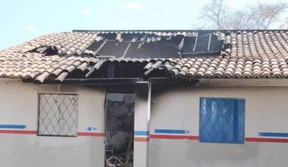 Fachada da escola municipal destruída pelo incêndio.