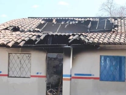 Fachada da escola municipal destruída pelo incêndio.