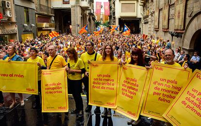 Unas 1.500 personas han participado en Lleida, según la Policía Local, en la concentración que la Assemblea Nacional Catalana (ANC) y Òmnium Cultural han convocado este martes frente a los ayuntamientos catalane.