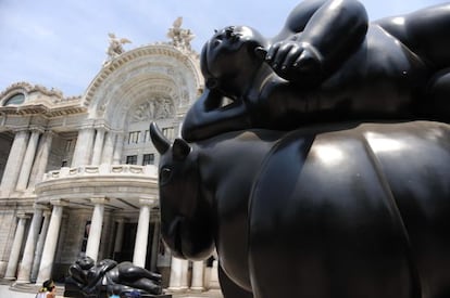 Escultura de Botero frente al Palacio de Bellas Artes de México DF