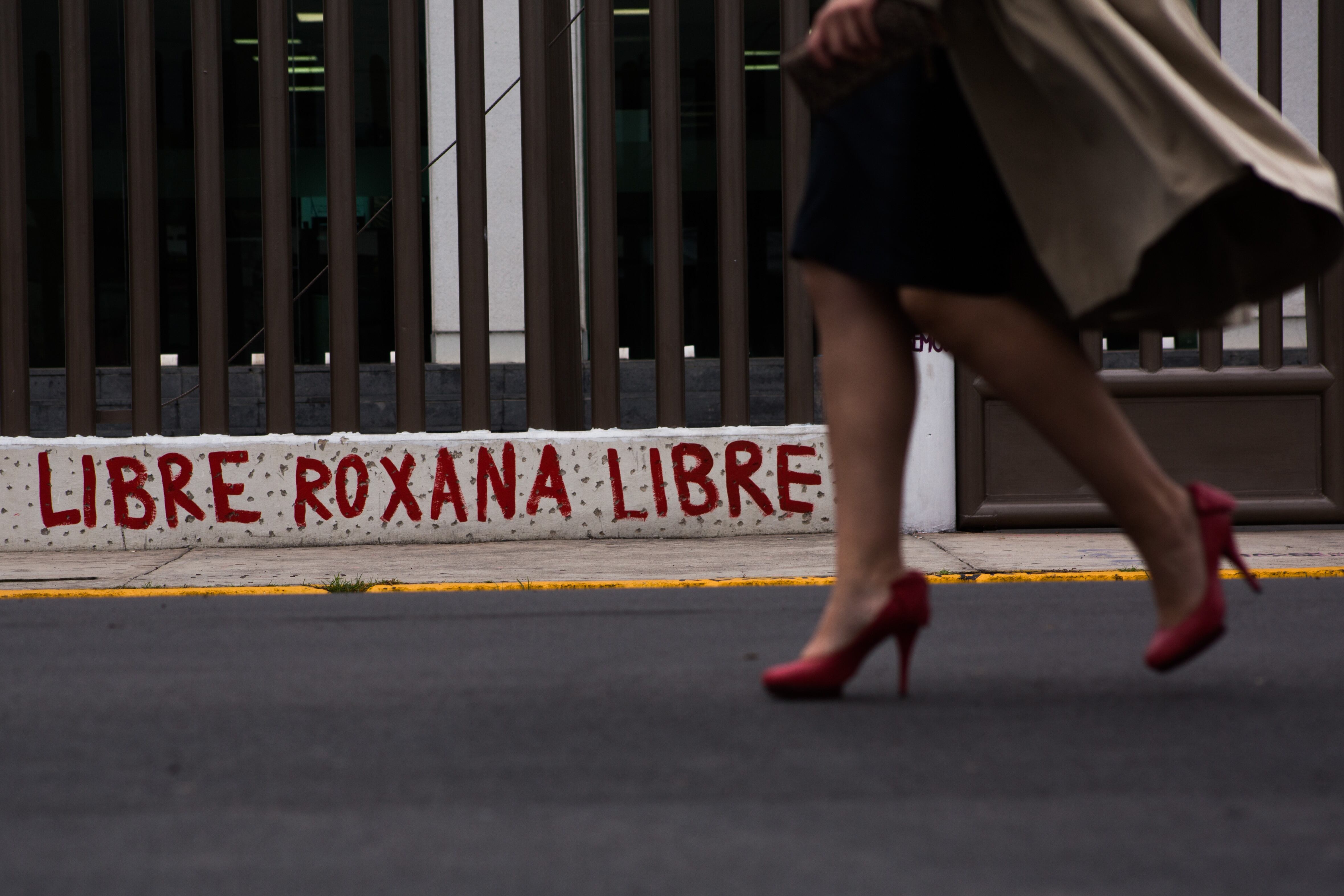Pintas en favor de la liberación de Roxana en el penal Bordo de Xochiaca, en Nezahualcóyotl (Estado de México).