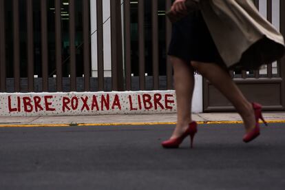 Pintas en favor de la liberación de Roxana Ruiz en el penal Bordo de Xochiaca, en Nezahualcóyotl (Estado de México)