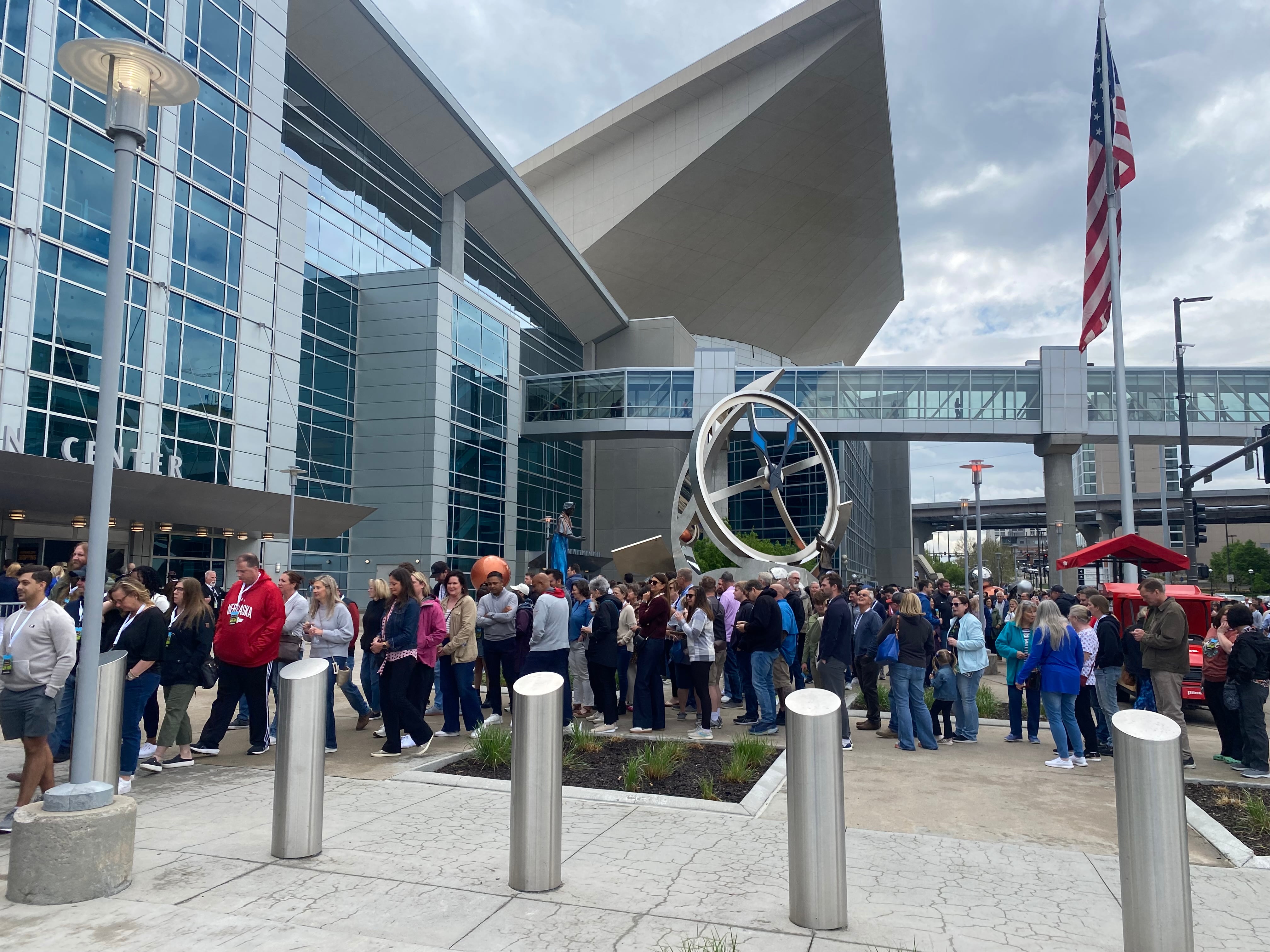 Accionistas de Berkshire Hathaway, haciendo cola ante el recinto de la junta de accionistas, en Omaha, este viernes.