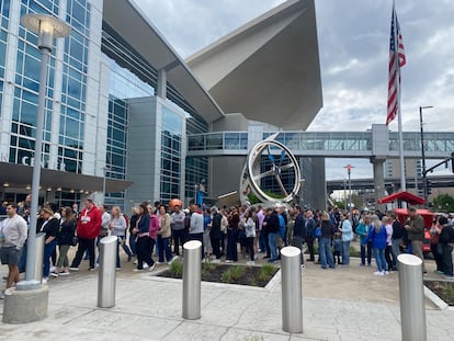 Accionistas de Berkshire Hathaway, haciendo cola ante el recinto de la junta de accionistas, en Omaha, este viernes.