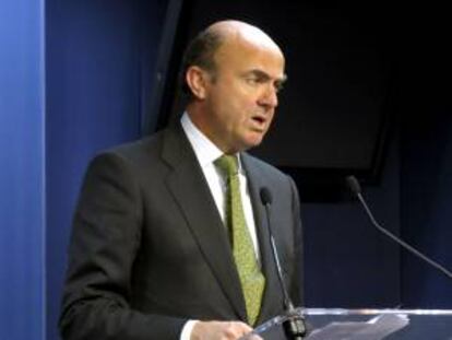 El ministro español de Economía, Luís De Guindos, durante la conferencia de prensa que ha ofrecido hoy al término de la reunión del Consejo de ministros de Economía y Finanzas (Ecofin) de la Unión Europea, en Bruselas (Bélgica).