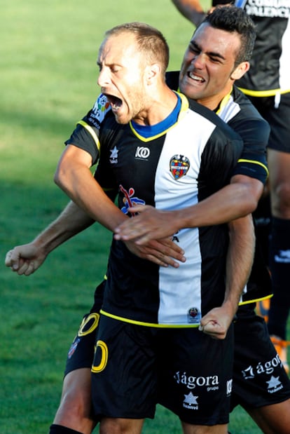 Juanlu celebra el gol del empate.