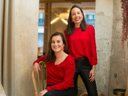 Carmen Pérez (de pie) y Chloé Pueyo  (abajo, sentada), creadoras de la web City Confidential.