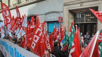 Protesta de los sindicatos frente a la sede de CECA, en Madrid.