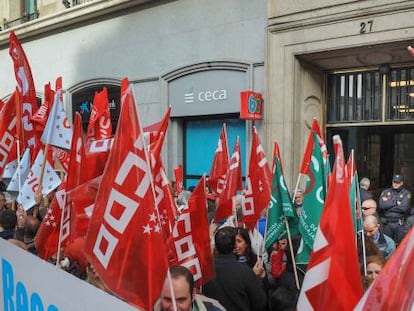 Protesta de los sindicatos frente a la sede de CECA, en Madrid.