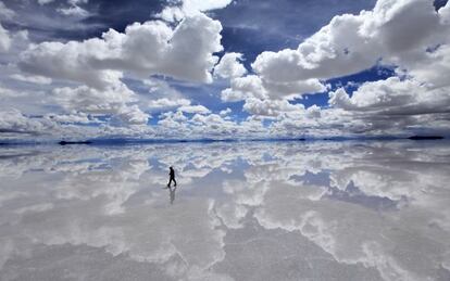 El horizonte desaparece en el salar de Uyuni, en Bolivia, durante la época de lluvias.