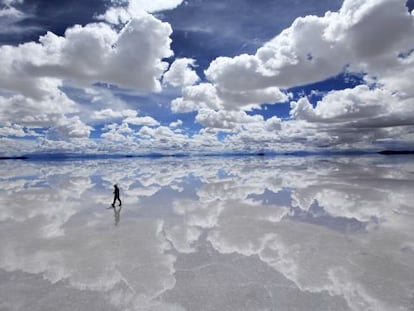 O horizonte desaparece na salina de Uyuni, na Bolívia, na época das chuvas.