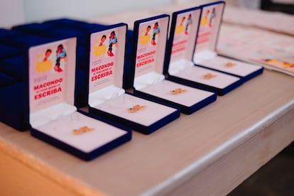Los reconocimientos otorgados a las niñas y niños participantes con forma de un pez en filigrana.