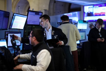 Varios operadores de mercado en la Bolsa de Nueva York.