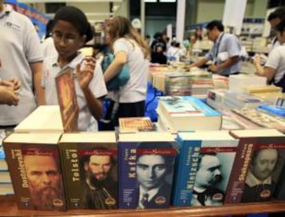 Jóvenes asisten a la Feria Internacional del Libro de Panamá en Ciudad de Panamá.