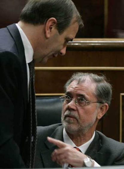 El ministro de Justicia, Mariano Fernández Bermejo (derecha), conversa con el titular de Defensa, José Antonio Alonso.