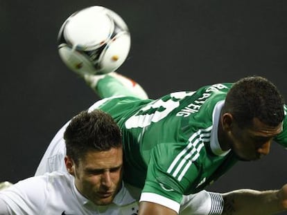 Giroud y Boateng pelean por un bal&oacute;n a&eacute;reo.