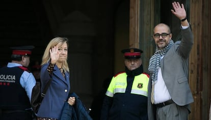 Neus Lloveras y Miquel Buch, en la entrada del TSJC.