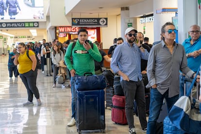 Pasajeros esperan en la Terminal 1 del Aeropuerto Internacional de Ciudad de México, luego de que sus vuelos se cancelaran o retrasaran por un fallo informático mundial.