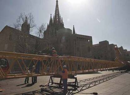 Unos operarios instalan la grúa de 90 metros de altura frente a la Catedral.