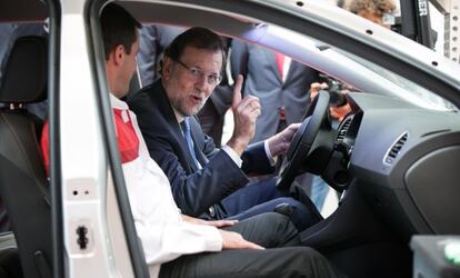 El presidente del Gobierno, Mariano Rajoy en su visita a la f&aacute;brica de Seat en Martorell.