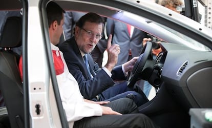 El presidente del Gobierno, Mariano Rajoy en su visita a la fábrica de Seat en Martorell.