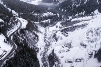 Una avalancha ha cubierto los raíles del tren entre Zermatt y Niklauss en Suiza, el 9 de enero de 2018. 