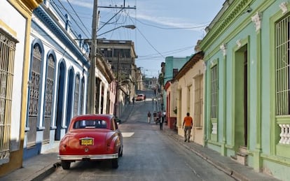 Un autom&oacute;vil en una de las calles del casco viejo de Santiago de Cuba.  