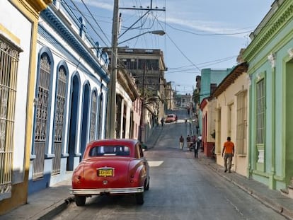 Un autom&oacute;vil en una de las calles del casco viejo de Santiago de Cuba.  