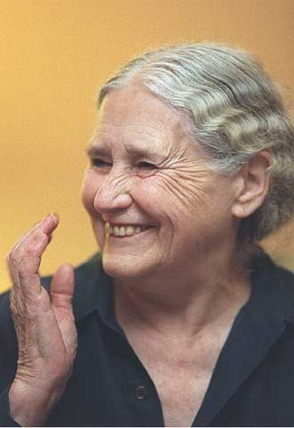 La escritora inglesa Doris Lessing (Irán, 1919).