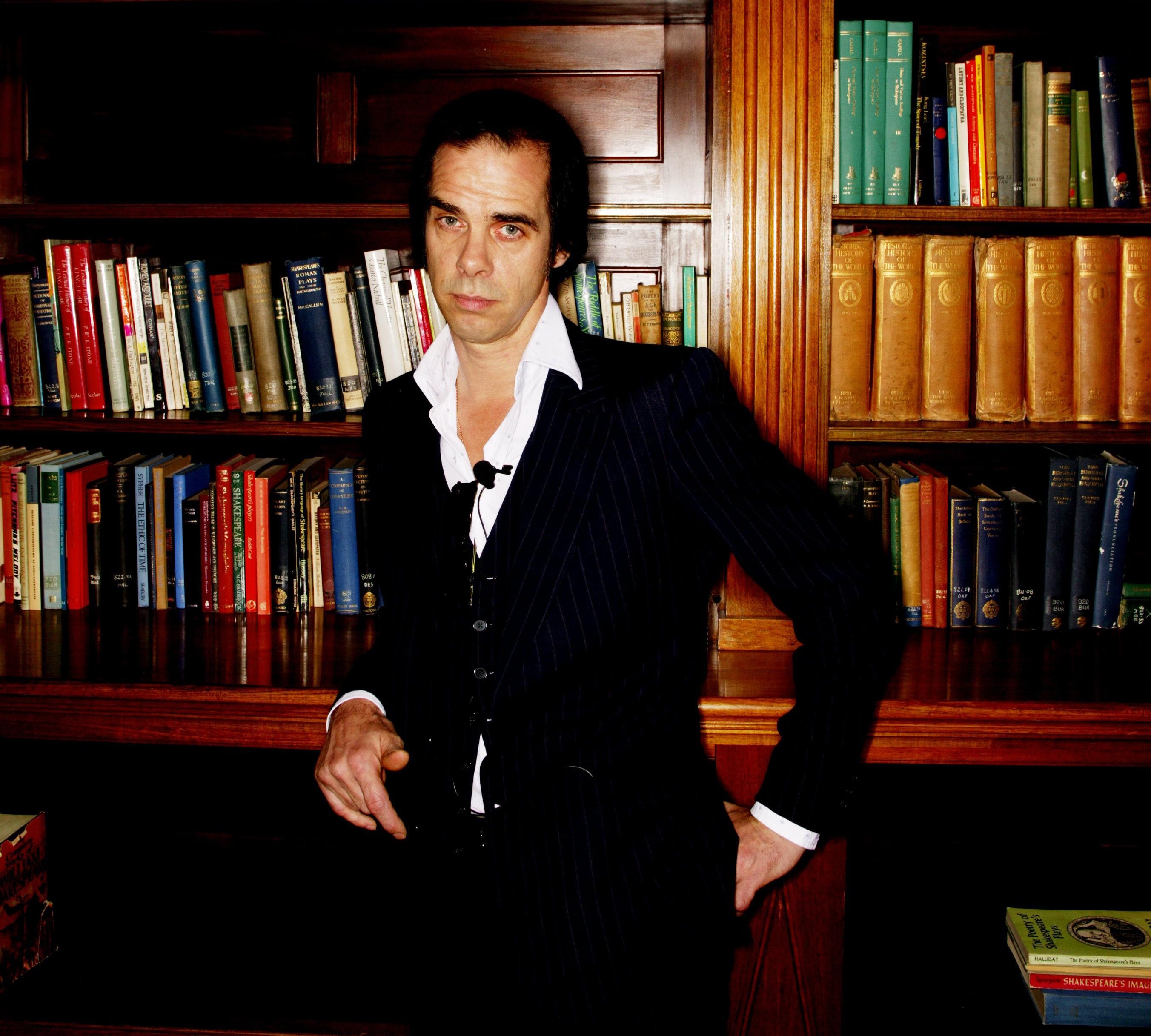 Una oleada de fans de Nick Cave compra en una librería inglesa después de que el cantante donara miles de sus libros 1 Nick Cave posa para una entrevista en 2004.
